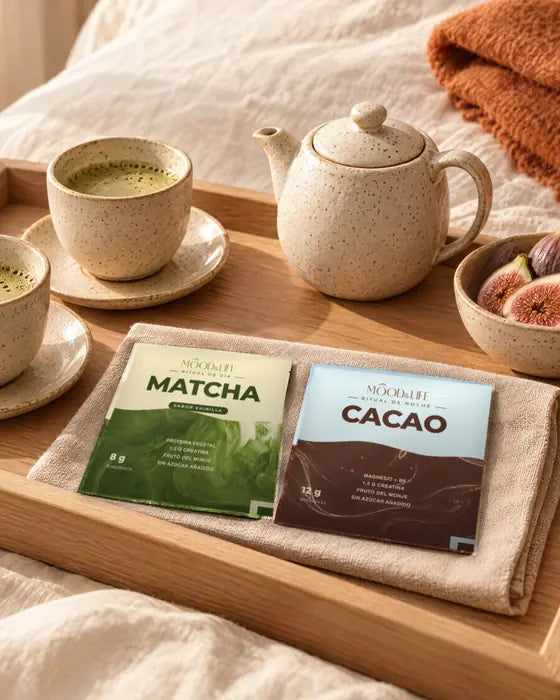 Bandeja de habitación de hotel con dos tazas, una tetera y un sobre de cada ritual.