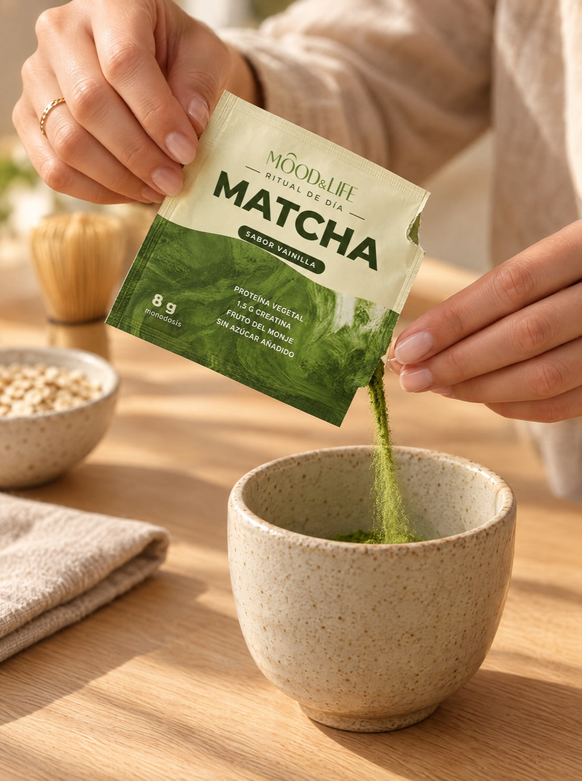 Sobre verde de Matcha Ritual abierto sobre una taza, en una mesa de desayuno con luz de mañana.