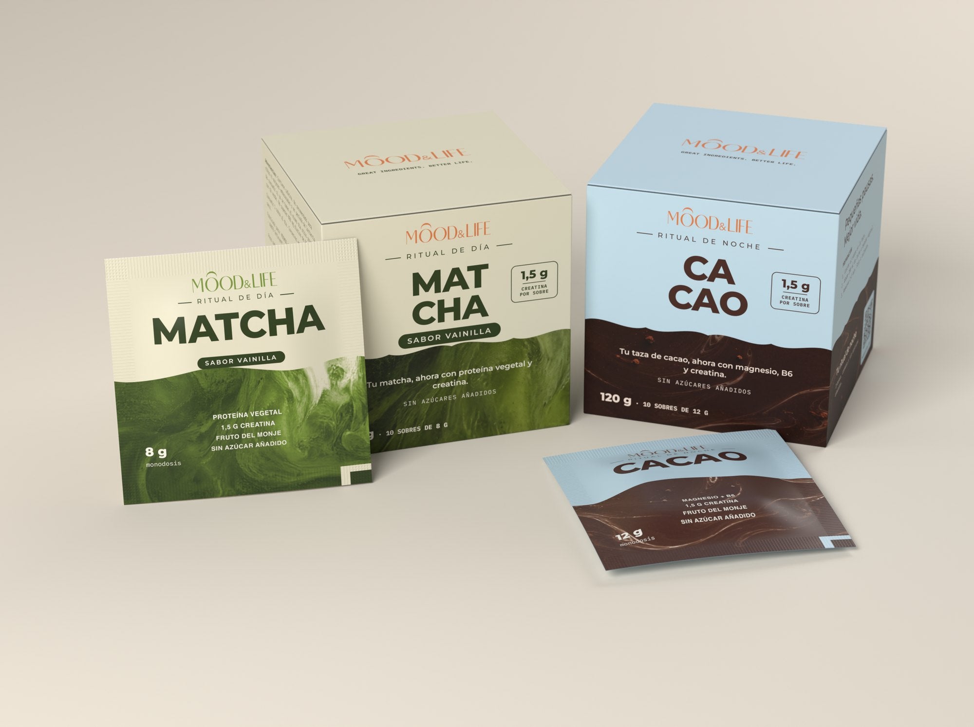 Caja crema y verde de Matcha Ritual y caja azul de Cacao Ritual sobre un fondo arena, con un sobre de cada delante.