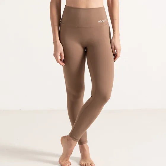 Legging marrón claro de cintura alta, de frente, de cintura para abajo.