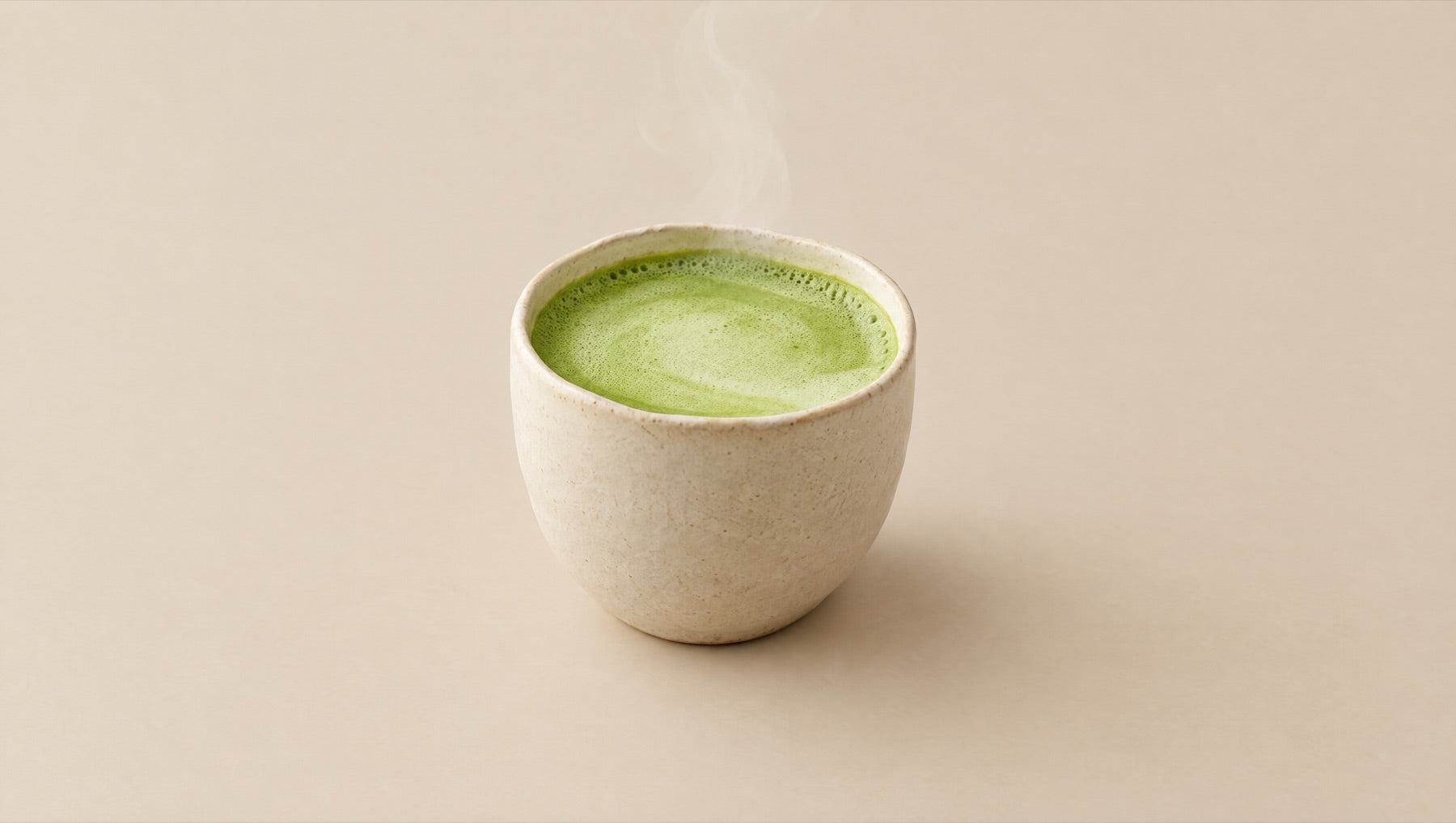 Taza de Matcha Ritual preparado con leche caliente, de color verde claro.