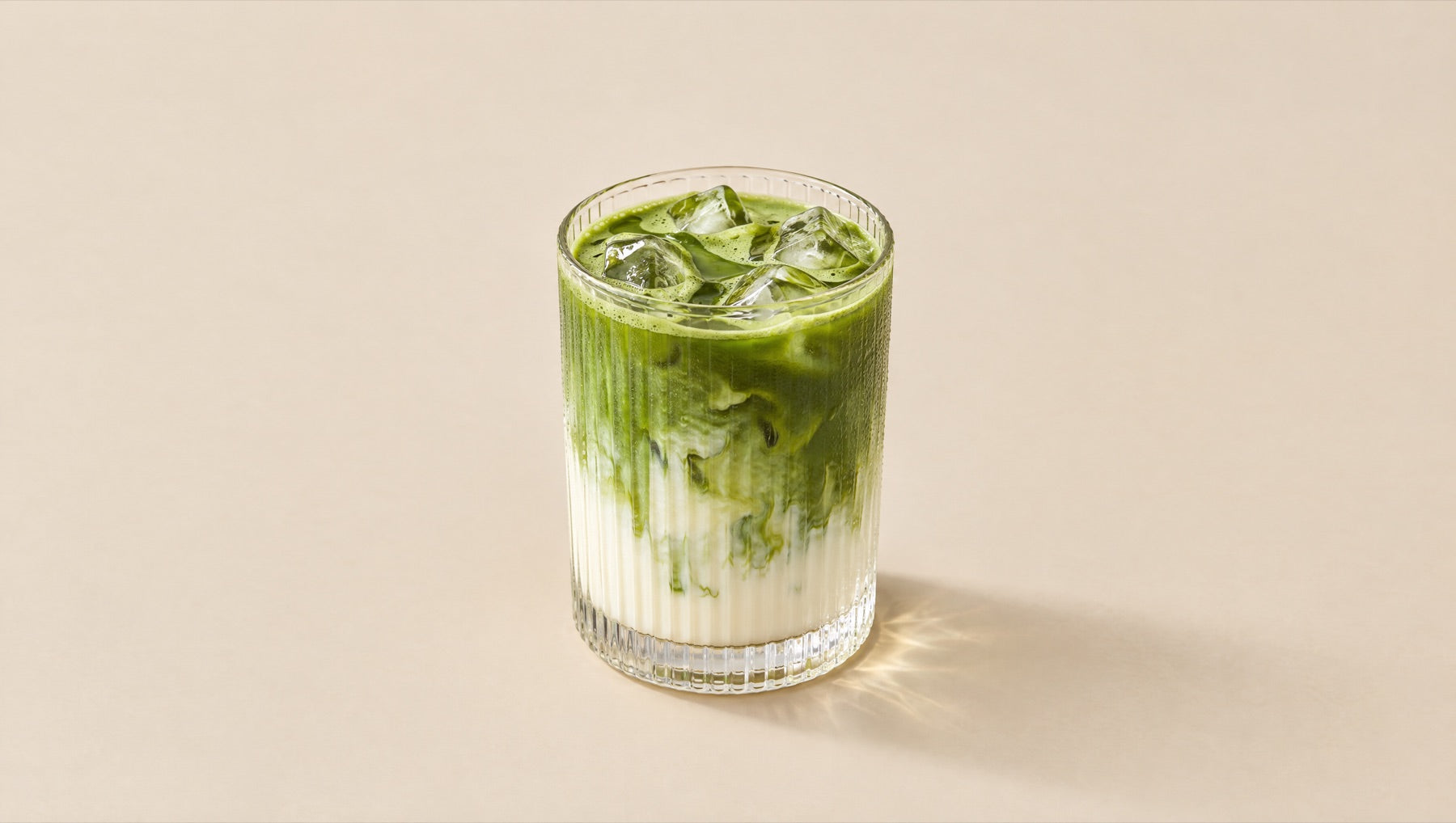 Vaso de Matcha Ritual con bebida vegetal y hielo.