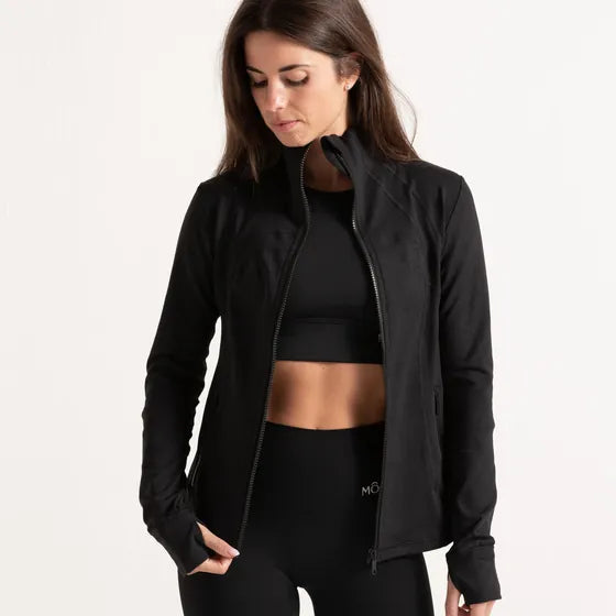 Jacket Breathe negro, de frente.