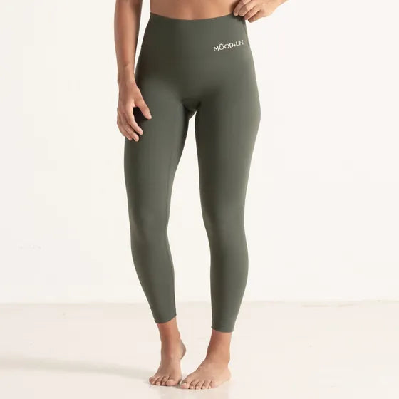 Legging verde oliva de cintura alta con el logo de Mood & Life, visto de frente de cintura para abajo.