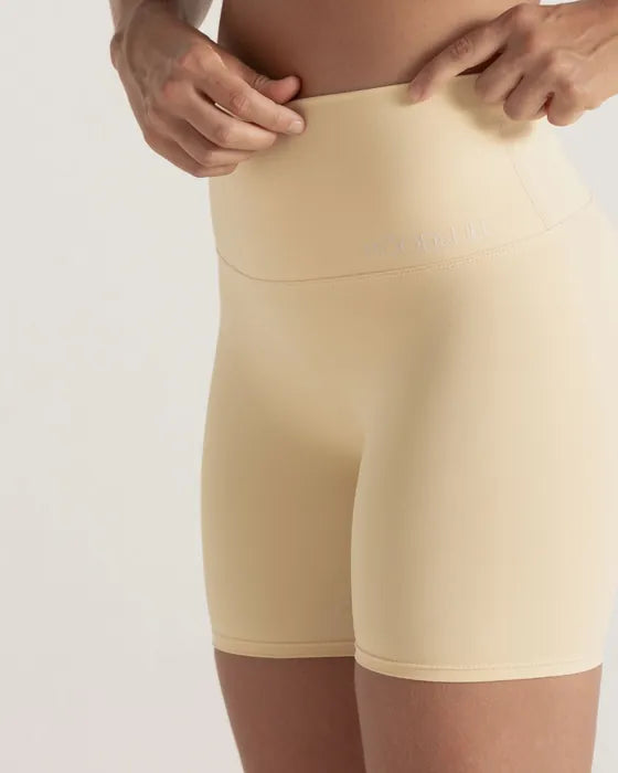 Short Vitality amarillo claro, de frente.