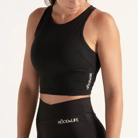 Crop Top Radiance negro, de frente.