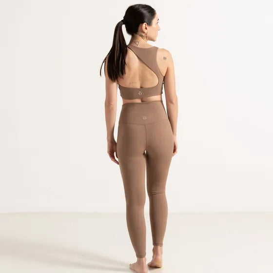 Conjunto Well marrón, top y legging, visto de espaldas y de cuerpo entero.