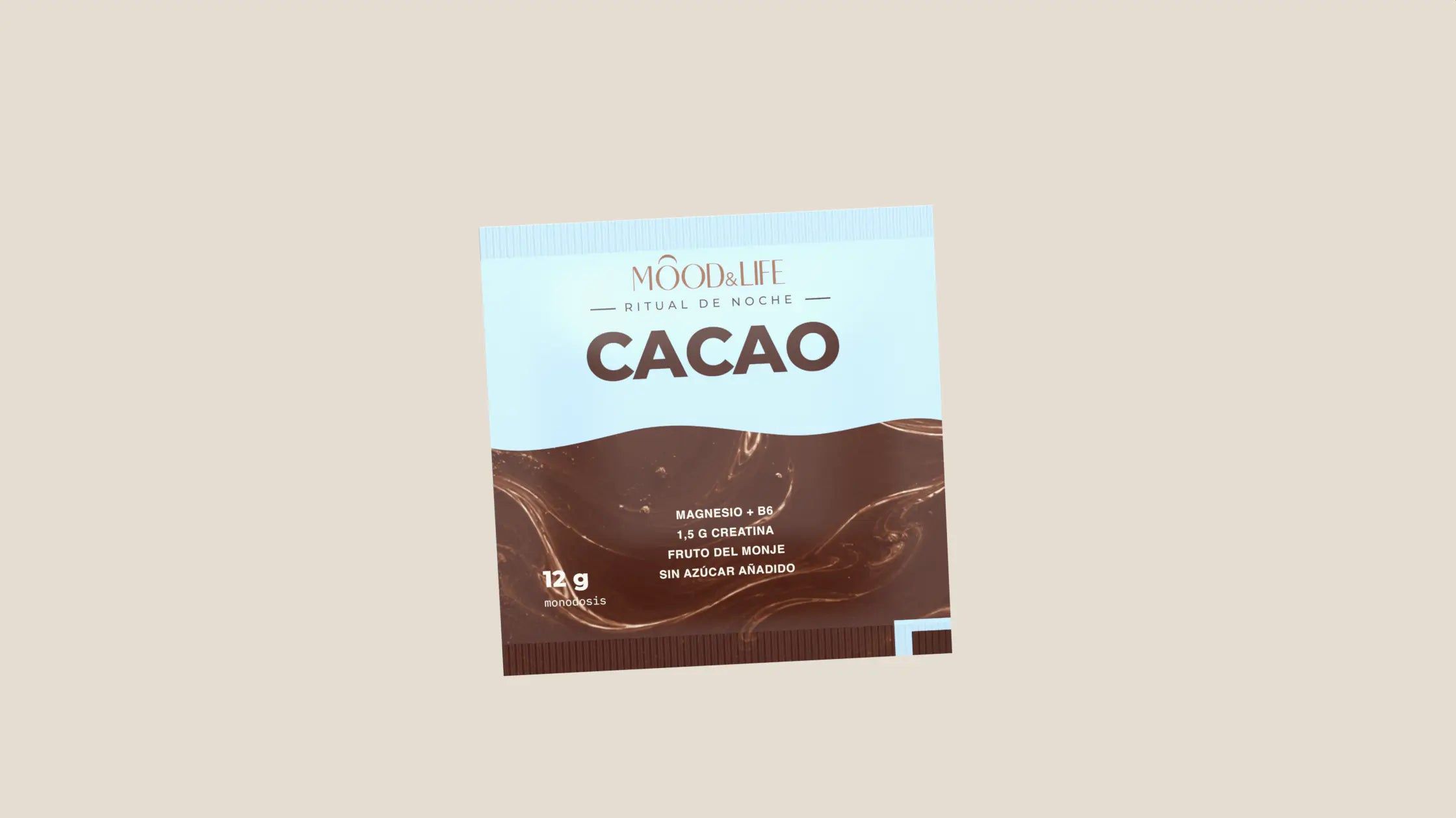 Un sobre de Cacao Ritual visto de frente, azul claro arriba y marrón cacao abajo, con la palabra CACAO.