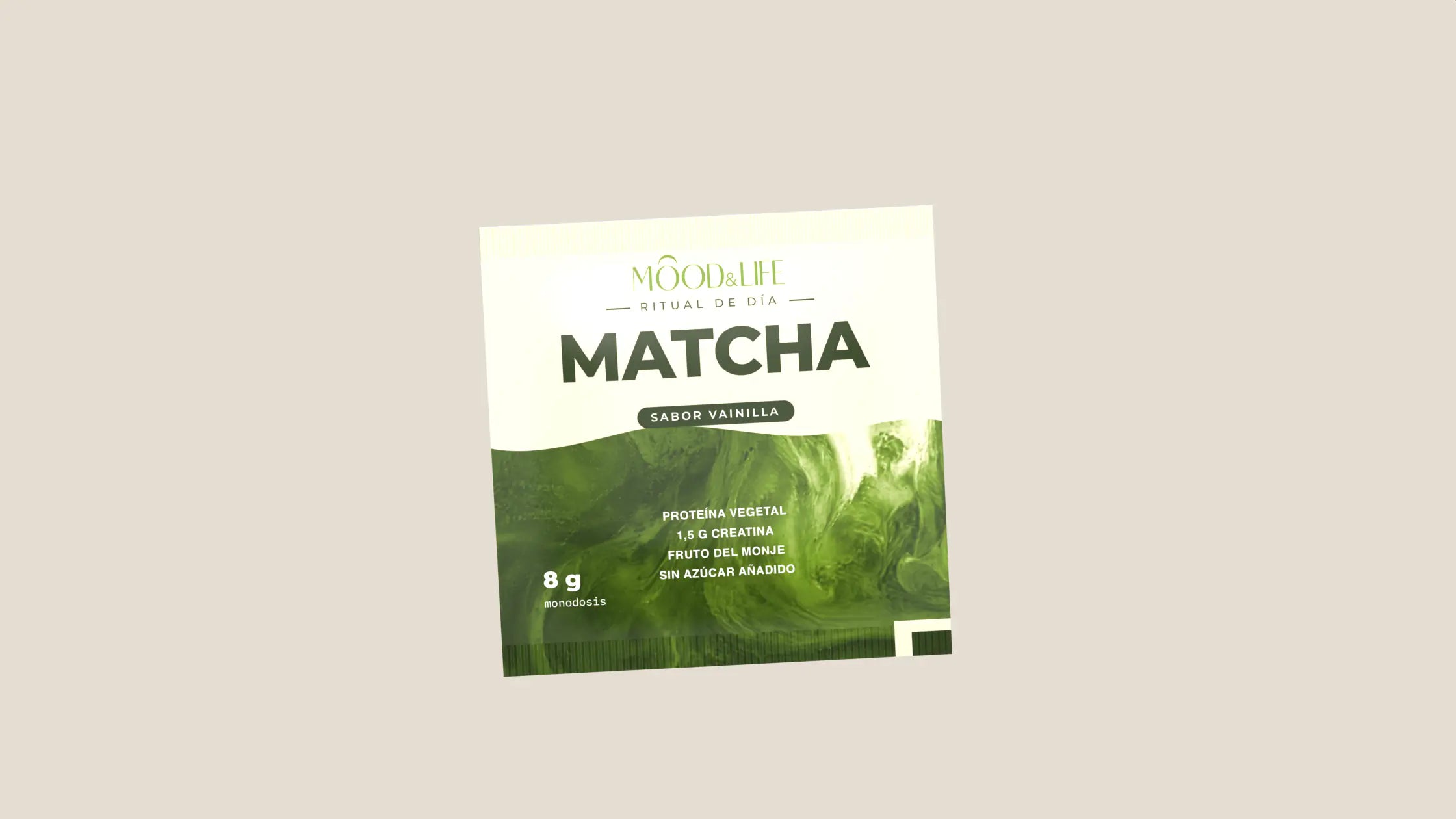 Un sobre de Matcha Ritual visto de frente, crema arriba y verde abajo, con la palabra MATCHA.